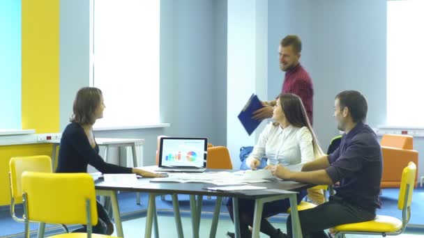 Ofiste masasında otururken el sıkışan mutlu iş adamları — Stok video