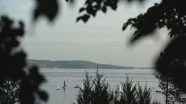 dağlar ve yatlar ile geniş bir nehir manzarası