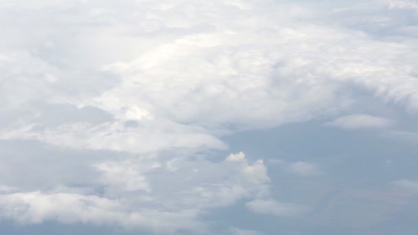 Skyline Blick über den Wolken aus dem Flugzeug — Stockvideo