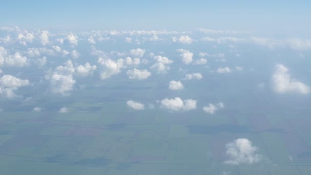 Wolken und Himmel aus dem Fenster eines Flugzeugs — Stockvideo