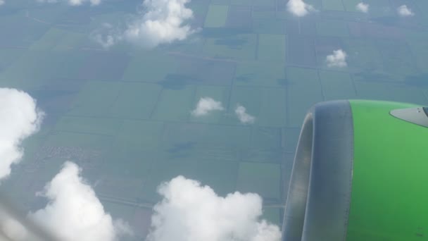 Skyline View acima das nuvens de avião — Vídeo de Stock