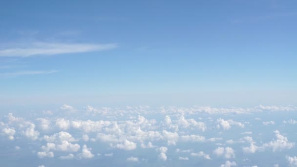 Widok pięknej chmury i skrzydła samolotu z okna — Wideo stockowe