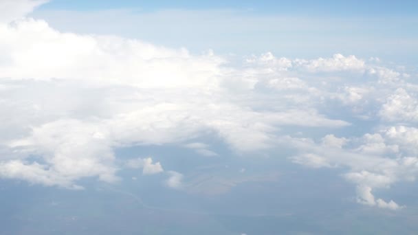 Wolken und Himmel aus dem Fenster eines Flugzeugs — Stockvideo