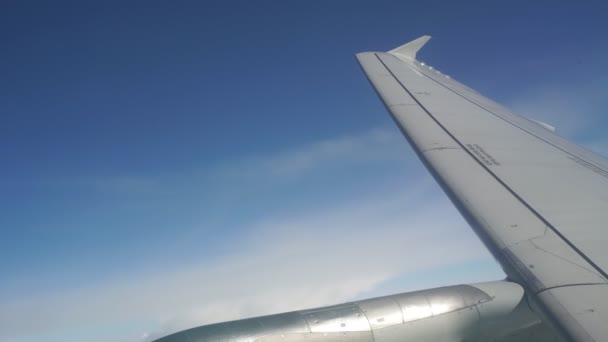 Flugzeugflügel mit Wolkenmustern - Blick aus dem Fenster eines Flugzeugs auf den Himmel — Stockvideo