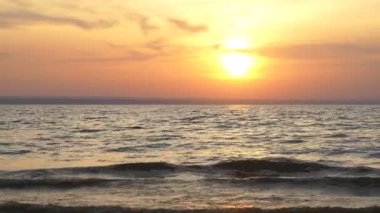 parlak deniz dalgaları günbatımı ışığı kum plaj