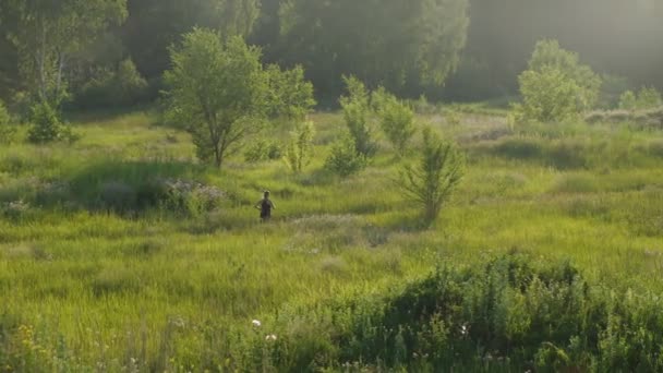 Jeune femme courir dans le champ avec chien — Video