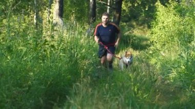 bir köpekle Husky koşan adam