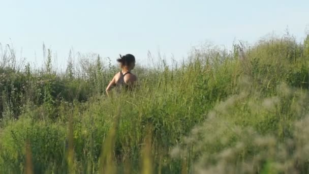 Entraînement avec chien. Jeune femme caucasienne courir avec chien husky sibérien — Video