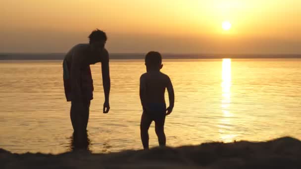 Padre jugando con hijo en el fondo del atardecer — Vídeos de Stock