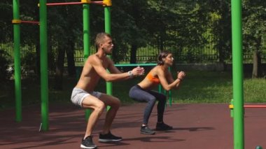 Genç çift squating parkta