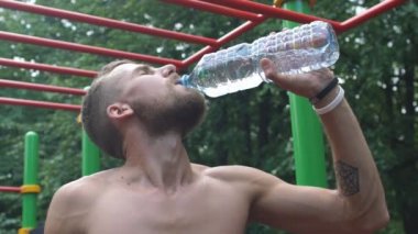 İçme suyu bir şişe atletik genç adam