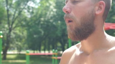 Fitness Man bir enerji çikolata Bar yemek