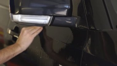 Genç adam araba ışıklar Temizleme