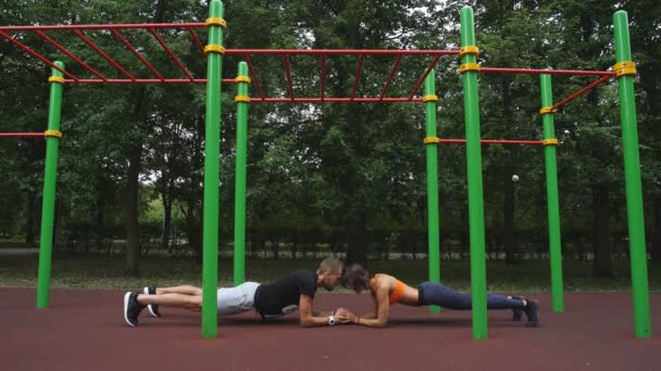 Ζευγάρι άσκηση στο πάρκο της πόλης — Αρχείο Βίντεο