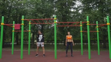 mutlu genç çift birlikte parkta egzersiz