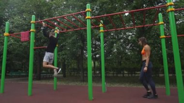 mutlu genç çift birlikte parkta egzersiz