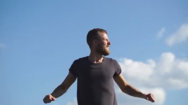 mutlu genç eller fotoğraf gökyüzü arka plan üzerinde tonda