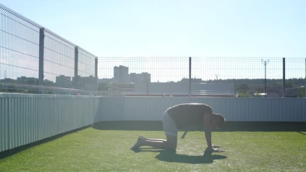 Maître de yoga expérimenté effectue diverses poses de yoga sur un toit sur le ciel bleu . — Video