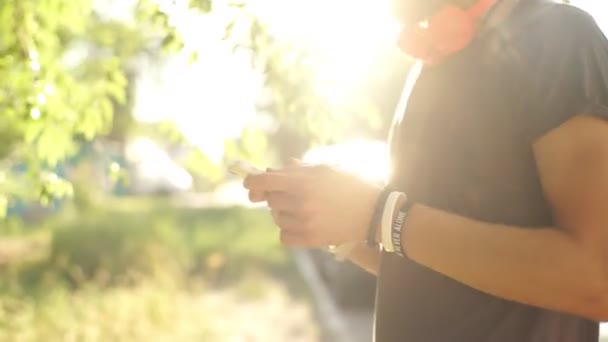Konuşmak Smartphone kentsel akıllı rahat yakışıklı genç — Stok video