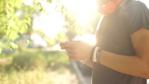 Urbano inteligente casual bonito jovem falando no smartphone — Vídeo de Stock