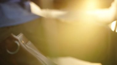 gün batımı arka plan bilgisayarda yazarak adam