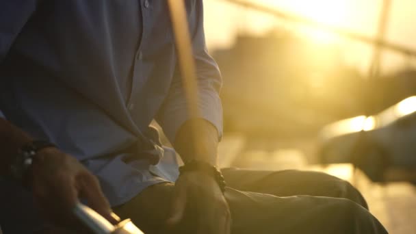 Homem de negócios trabalhando com computador ao pôr do sol — Vídeo de Stock