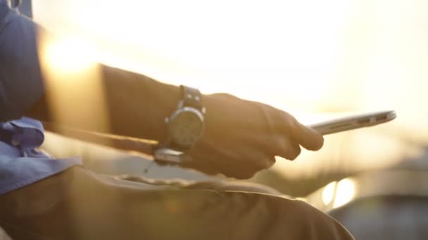 Vista di un uomo che digita sul computer al tramonto — Video Stock