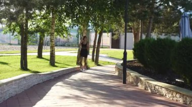 Park'ta yürüyordunuz cola ile kız