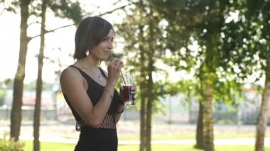 parkta kola içme kız