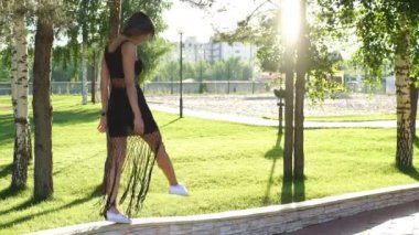 Kız parkta yürüyüş. Bahar