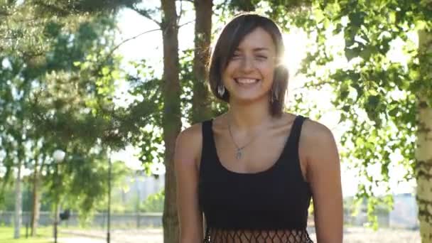 Happy beautiful girl smilling in park — Stockvideo