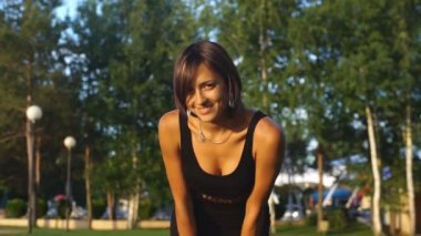 Güzel kadın güneş kamera için poz