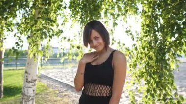 güzel bir kadın kamera için poz