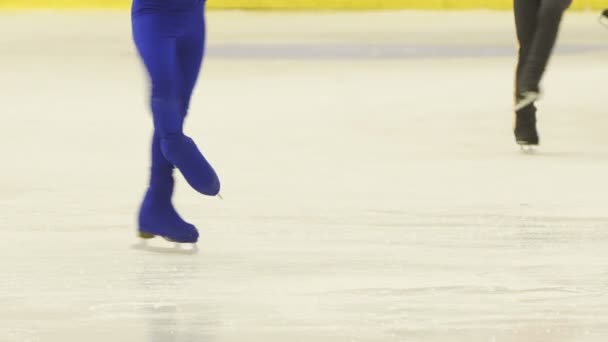 Piernas delgadas de niña patinadora. competiciones en patinaje artístico, rendimiento de jóvenes atletas — Vídeos de Stock
