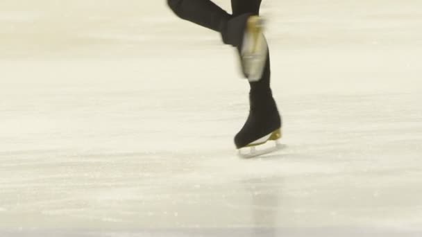 Стрункі ноги дівчачого ковзаняра. змагання з фігурного катання, виступ молодих спортсменів — стокове відео