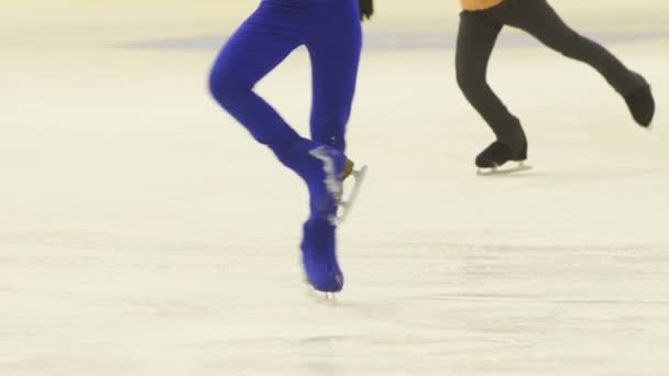 Pernas finas de patinador menina. competições em patinação artística, desempenho de jovens atletas — Vídeo de Stock