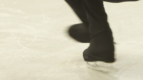 Klein schaatsers trein op het ijs — Stockvideo