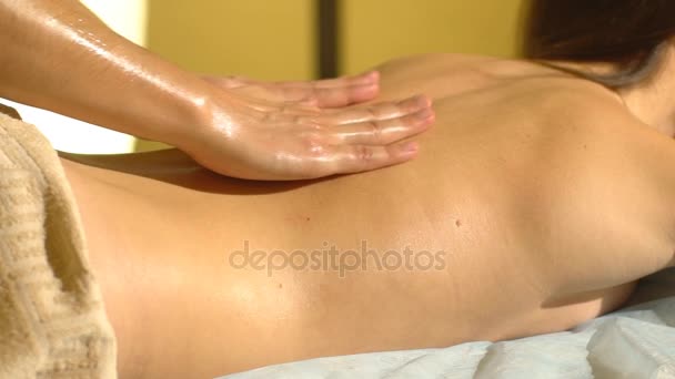 Молода жінка отримує масаж спини — стокове відео