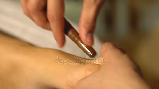 Mujeres en reflexología con pies masajeados o prensados con palo de madera — Vídeo de stock