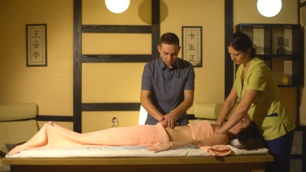 Cuatro manos masaje de espalda — Vídeos de Stock