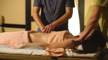 kız dört el için yordam masaj spa salonda