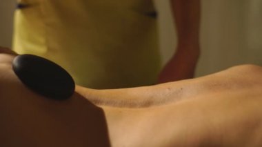 güzel kadının sıcak taş Masaj