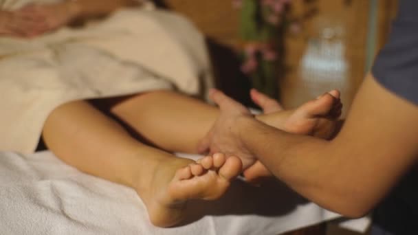 Belle blonde caucasienne faire un massage des pieds — Video