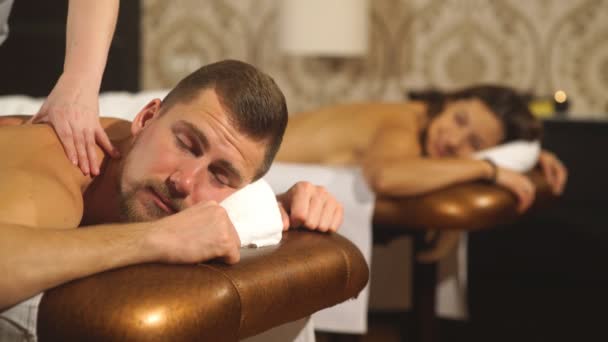Jovem casal massagem, homem fazendo uma massagem nas costas — Vídeo de Stock