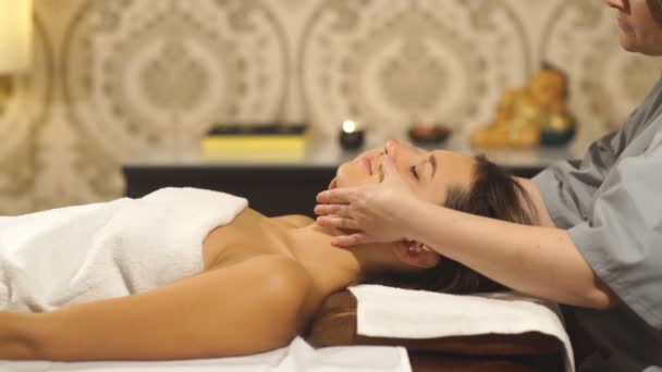 Žena, která dělá masáž obličeje — Stock video