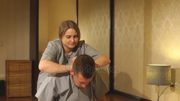 Um homem a receber massagens no spa. Terapeuta feminina — Vídeo de Stock