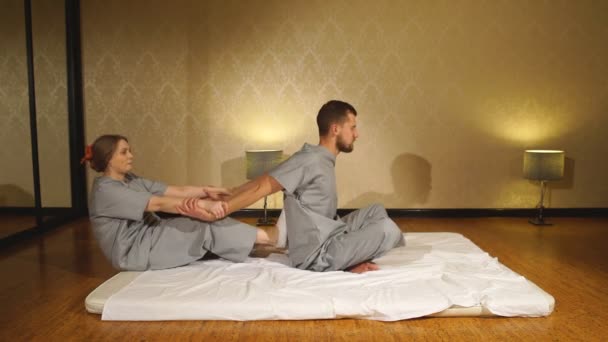 Femme faisant thai massage à un homme — Video