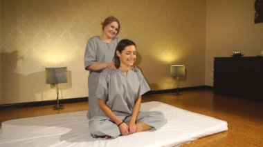 kadın Tay bitkisel getting Spa'da masaj sıkıştırmak