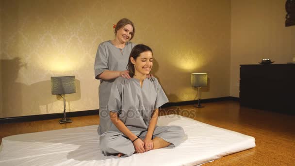 Donna ottenere tailandese a base di erbe comprimere massaggio in spa — Video Stock