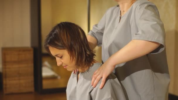 Le massage thaï est un type de massage dans le style thaïlandais qui implique — Video